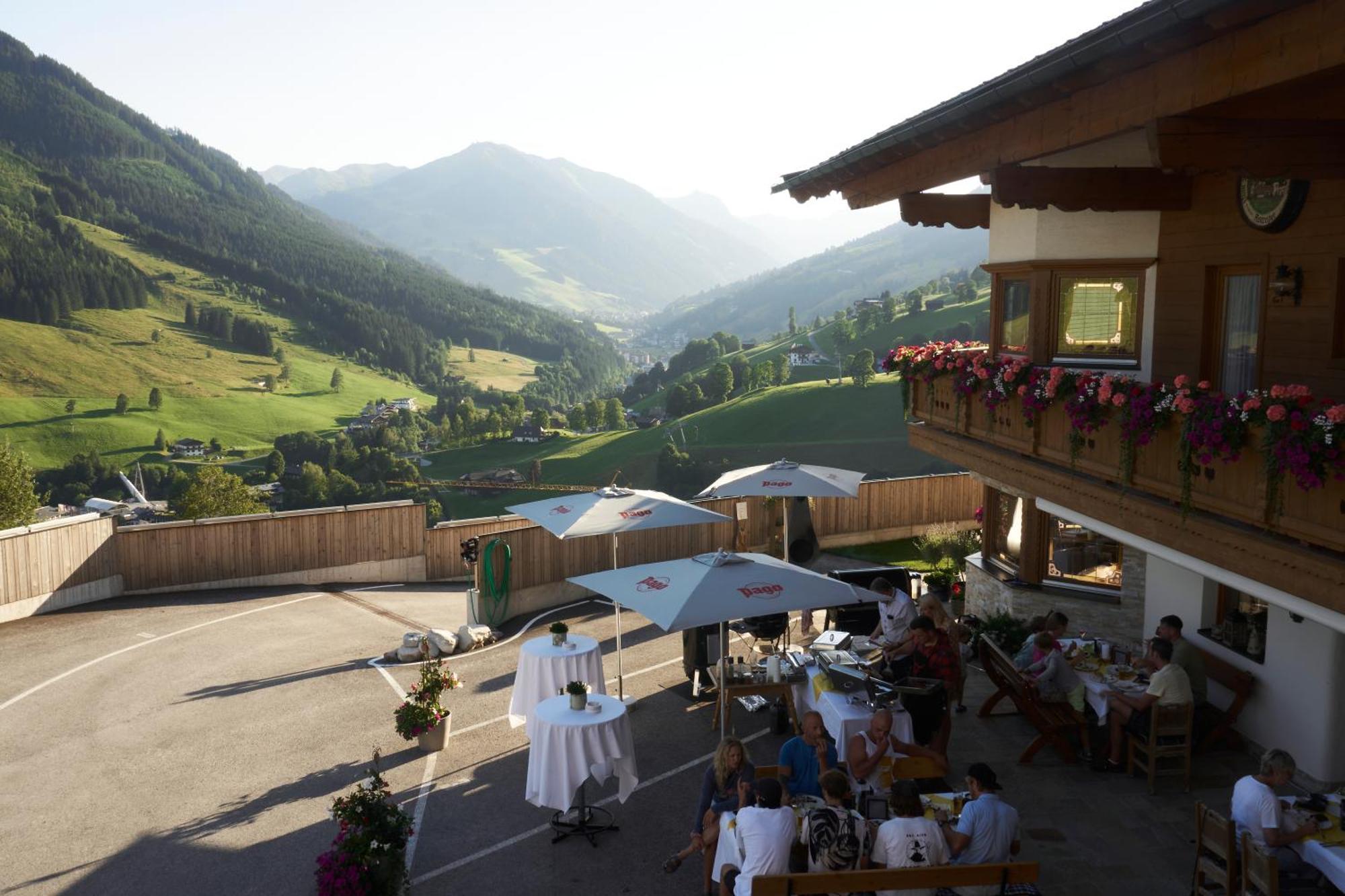 Landhaus Saalbach - Joker Card Included In Summer Bed and Breakfast Esterno foto